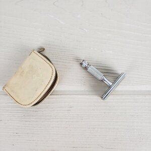 Gillette Vintage Two Piece Razer w/Case